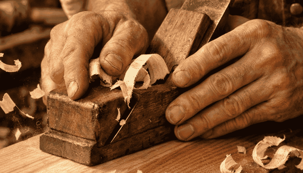 Piallatura manuale di una tavola di legno