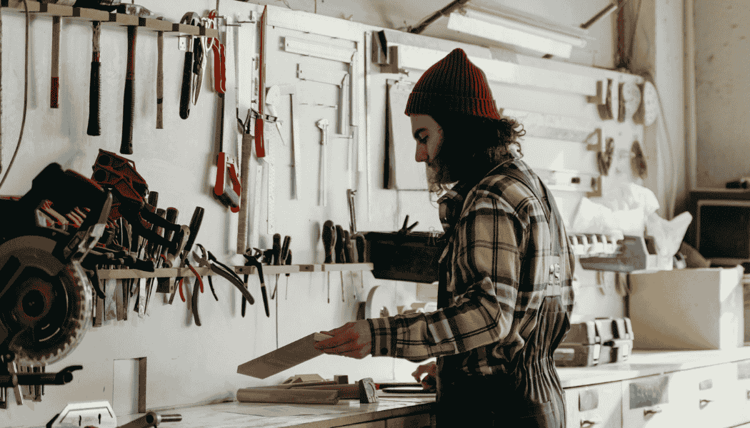 parete dell'attrezzature di un falegname con seghe strumenti di misura e scalpelli 