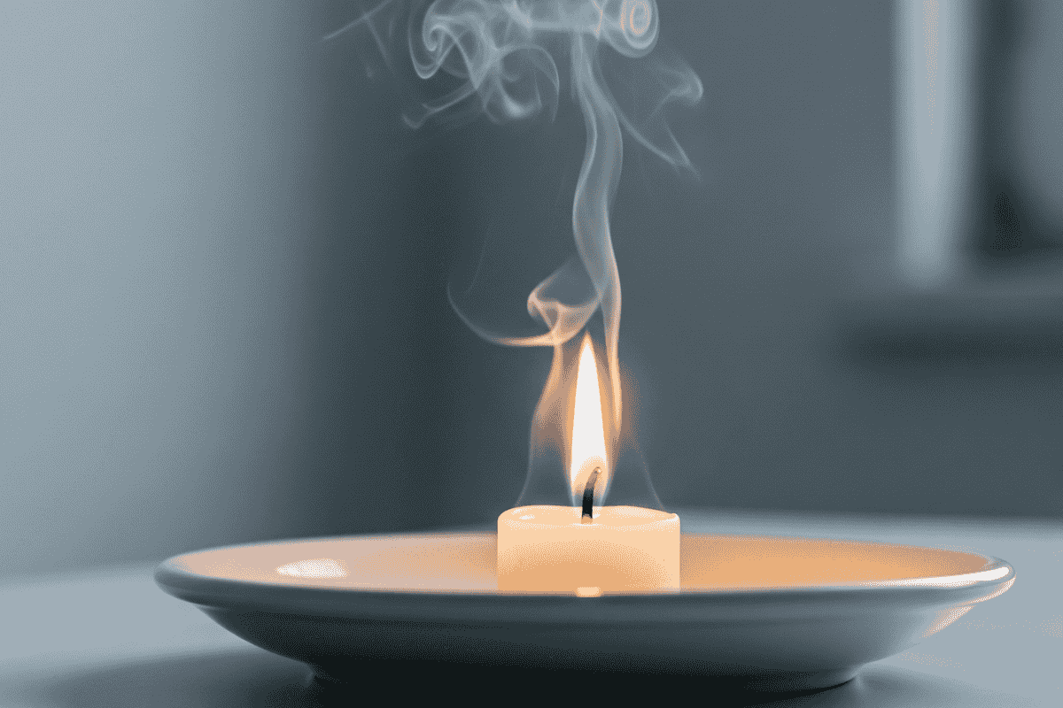 candela che brucia con fumo bianco 