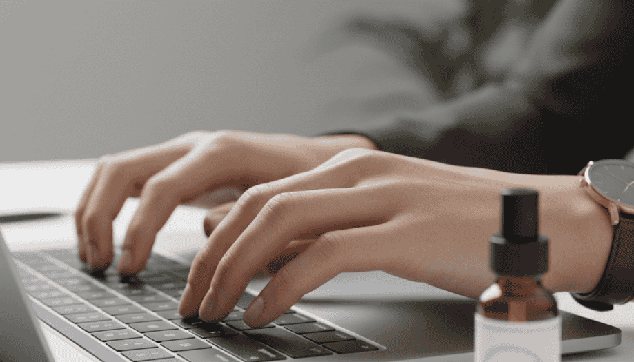 mani sulla tastiera durante la giornata lavorativa