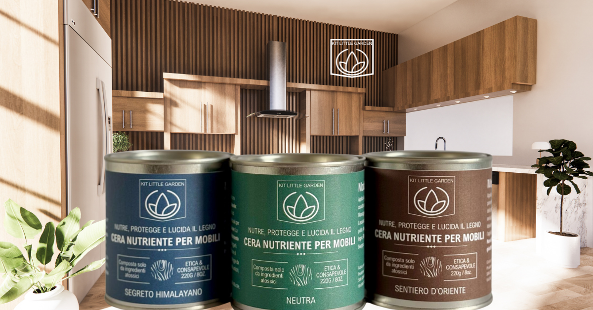 il risultato della nostra produzione, barattoli riutilizzabili e facili da smaltire e riciclare, sullo sfondo una ucina realizzata in legno con la presenza di piante nell'ambiente