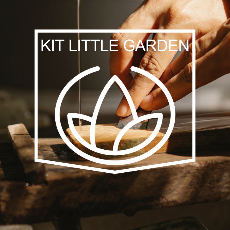 KIT LITTLE GARDEN - LOGO con immagine di artigiano che lavora il legno