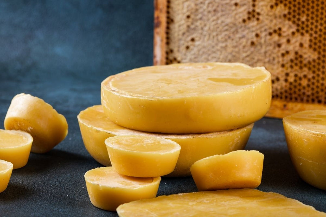 Quali sono i vantaggi di utilizzare una cera naturale rispetto a una sintetica per la cura del legno?
