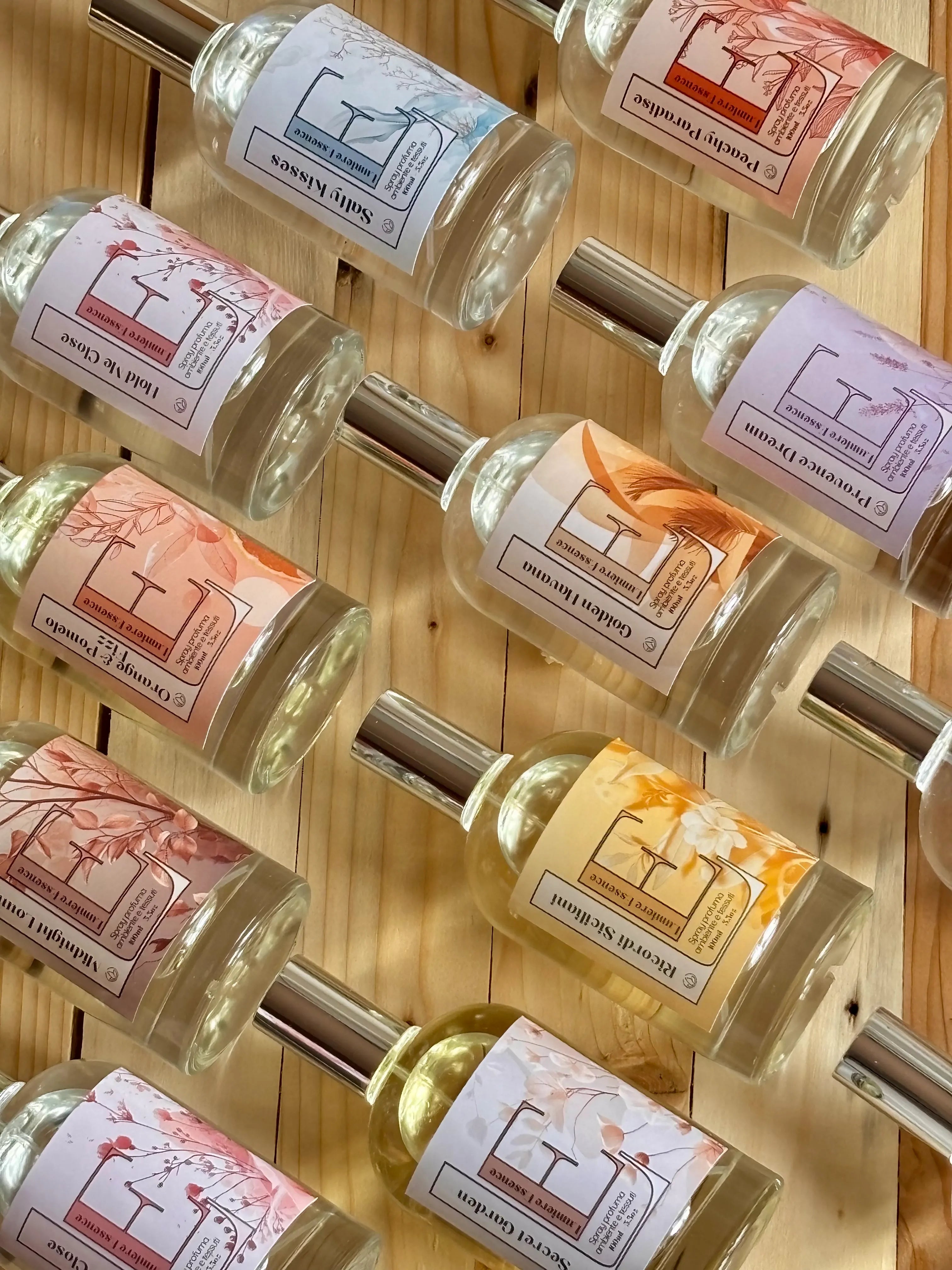 Spray profuma ambiente con boccettino in vetro esposta in vetrina di un negozio su mensole di legno naturale