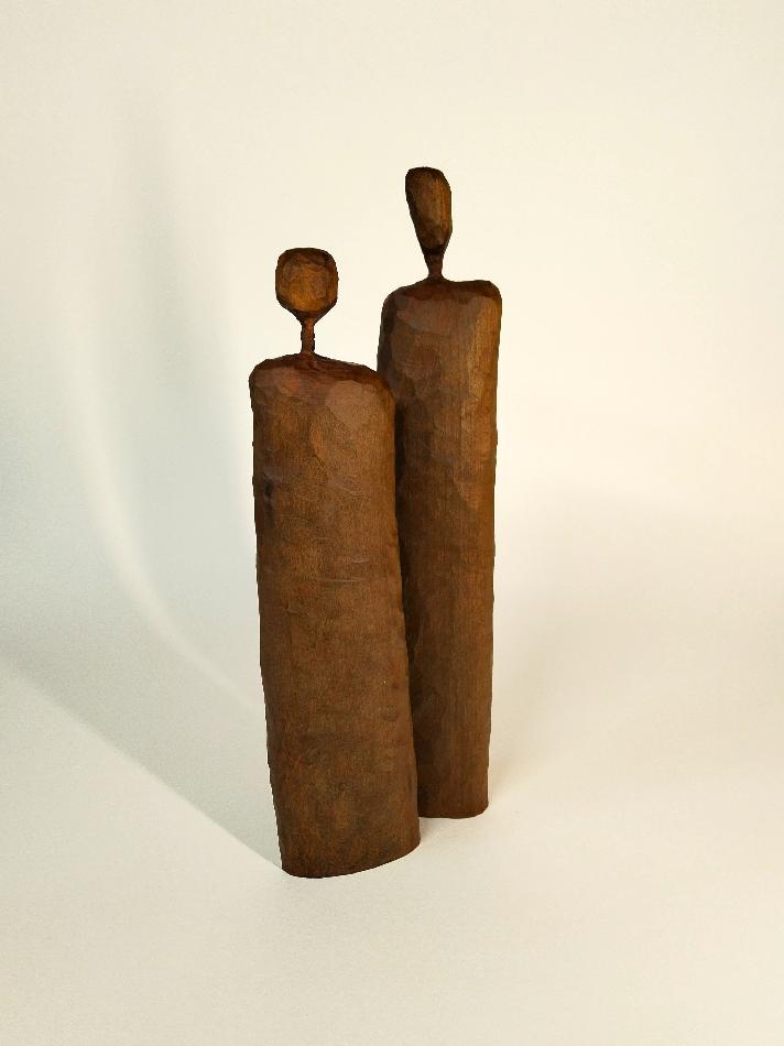 Un'opera d'arte unica che cattura l'essenza dell'amore e della famiglia. Queste splendide statue in legno di tiglio intagliato a mano, chiamate " Abbracci d'Anima ", sono un'aggiunta preziosa a qualsiasi arredamento.