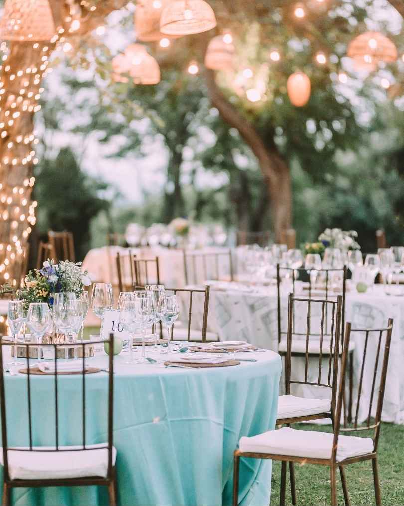 tavoli allestiti per matrimonio all'aperto