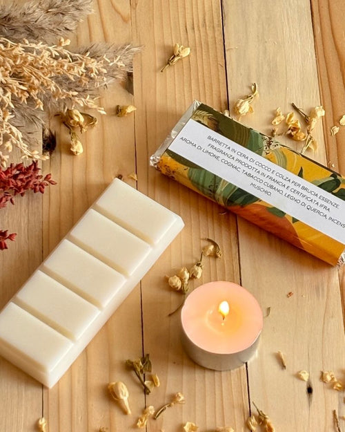 Barretta Golden avana Lumière Essence in cera di cocco naturale con vista retro etichetta e piccola candela affianco