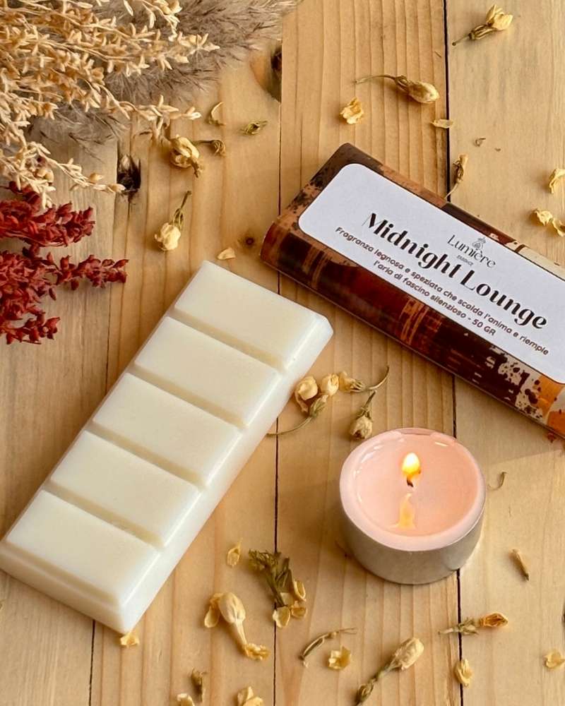 Barretta Midnight Lounge in cera di cocco con piccola candelina e fiori decorativi perfetta per profumare casa e trasmettereun'atmostfera di lusso