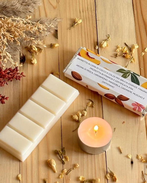 Barretta PeachyParadise Lumière Essence vista etichetta retro con candelina e fiori decorativi su piano di legno