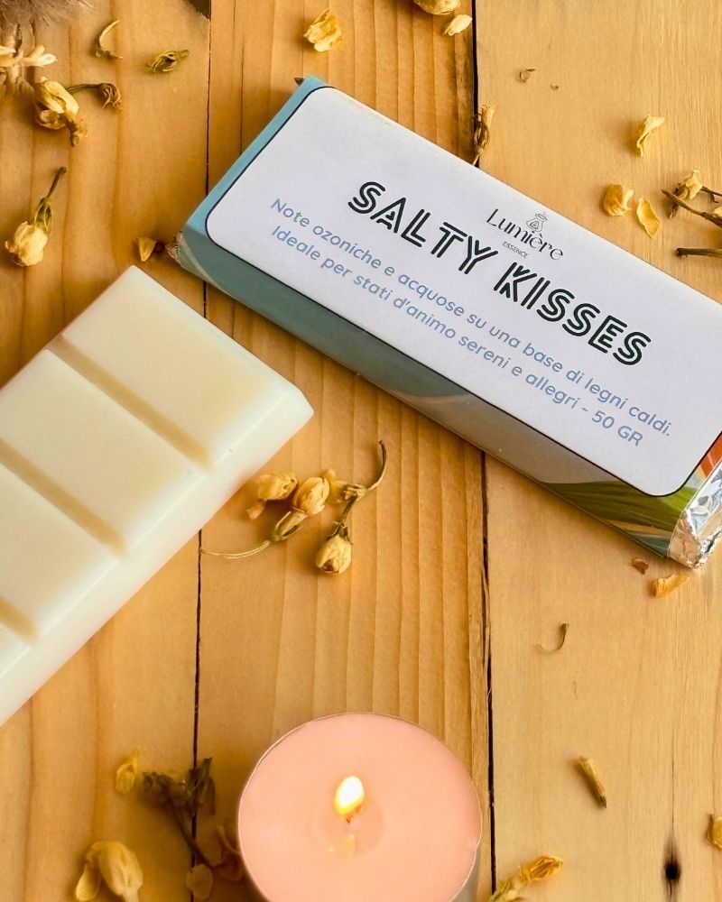 Barretta Salty Kisses Lumière Essence con etichetta fronte barretta in cera cocco naturale visibile con piccola candela accesa
