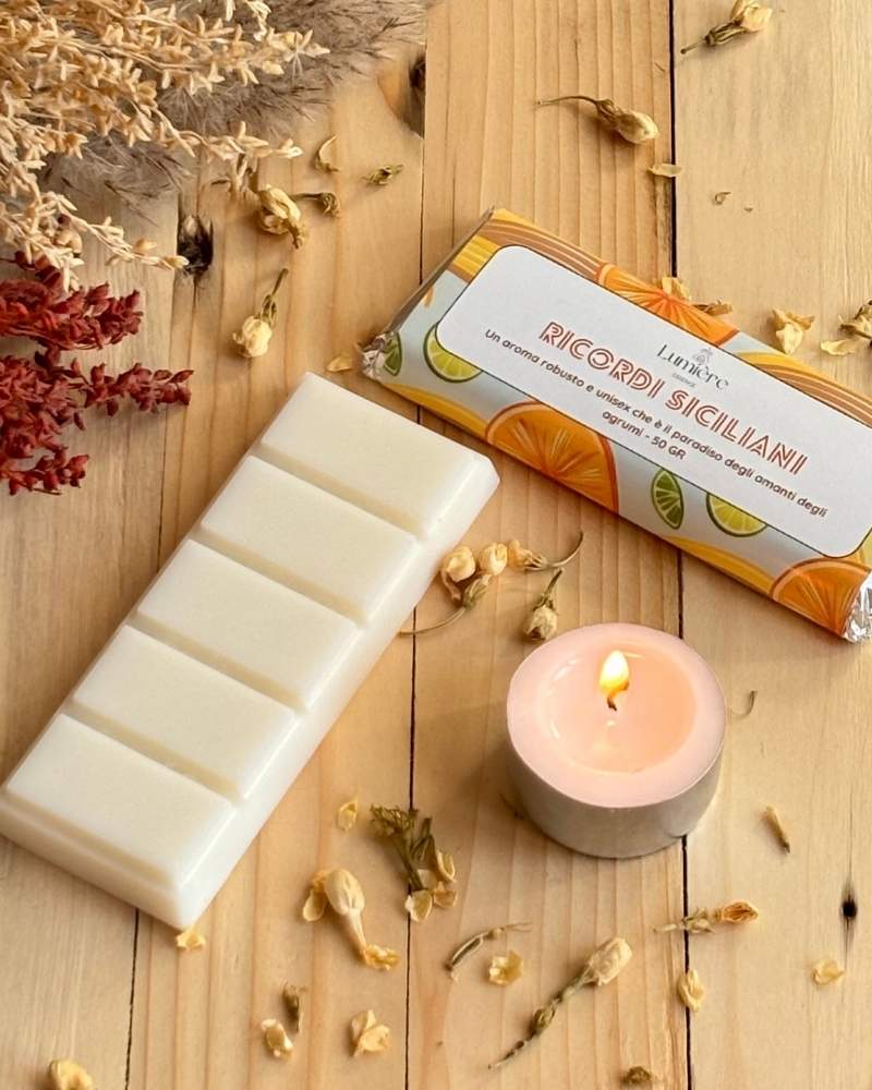 Barretta in cera di cocco profumata Lumiere Essence ricordi siciliani vista frontale con una piccola candela e fiori decorativi