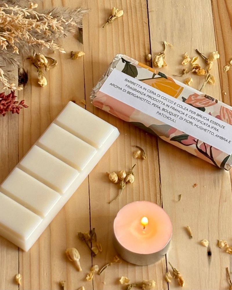 Barretta in cera naturale di cocco profumata per ambiente Hold Me close lumière essence vista etichetta retro da''alto