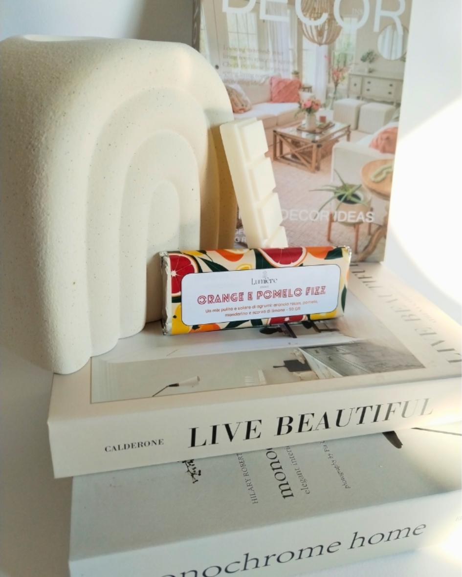 Immergiti in un'esplosione di freschezza e vitalità con la nostra Barretta Orange & Pomelo Fizz, una cera profumata per brucia essenze che cattura l'essenza solare degli agrumi.
Orange & Pomelo Fizz è perfetta per creare un'atmosfera energizzante e rinfrescante in ogni ambiente, ideale per iniziare la giornata con il piede giusto o per dare un tocco di vivacità ai tuoi momenti di relax.