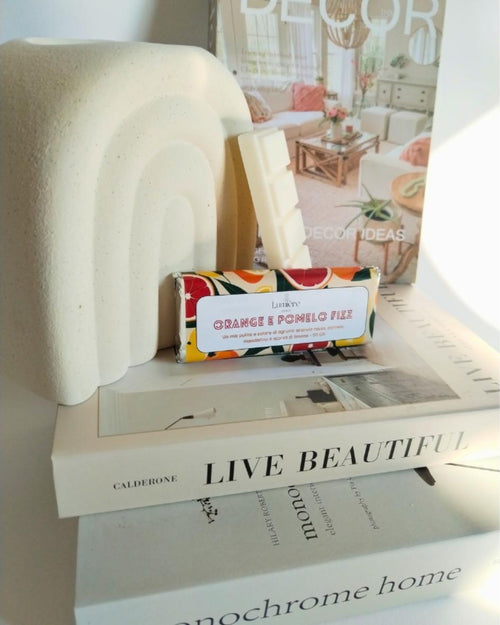 Immergiti in un'esplosione di freschezza e vitalità con la nostra Barretta Orange & Pomelo Fizz, una cera profumata per brucia essenze che cattura l'essenza solare degli agrumi.
Orange & Pomelo Fizz è perfetta per creare un'atmosfera energizzante e rinfrescante in ogni ambiente, ideale per iniziare la giornata con il piede giusto o per dare un tocco di vivacità ai tuoi momenti di relax.