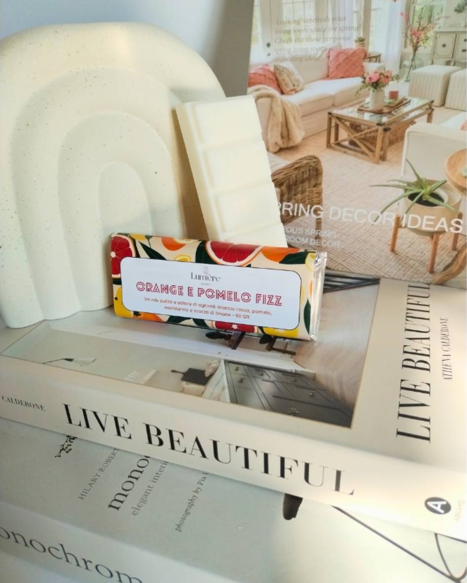 Immergiti in un'esplosione di freschezza e vitalità con la nostra Barretta Orange & Pomelo Fizz, una cera profumata per brucia essenze che cattura l'essenza solare degli agrumi.
Orange & Pomelo Fizz è perfetta per creare un'atmosfera energizzante e rinfrescante in ogni ambiente, ideale per iniziare la giornata con il piede giusto o per dare un tocco di vivacità ai tuoi momenti di relax.