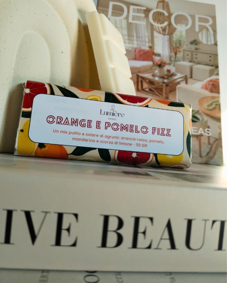 Immergiti in un'esplosione di freschezza e vitalità con la nostra Barretta Orange & Pomelo Fizz, una cera profumata per brucia essenze che cattura l'essenza solare degli agrumi.
Orange & Pomelo Fizz è perfetta per creare un'atmosfera energizzante e rinfrescante in ogni ambiente, ideale per iniziare la giornata con il piede giusto o per dare un tocco di vivacità ai tuoi momenti di relax.