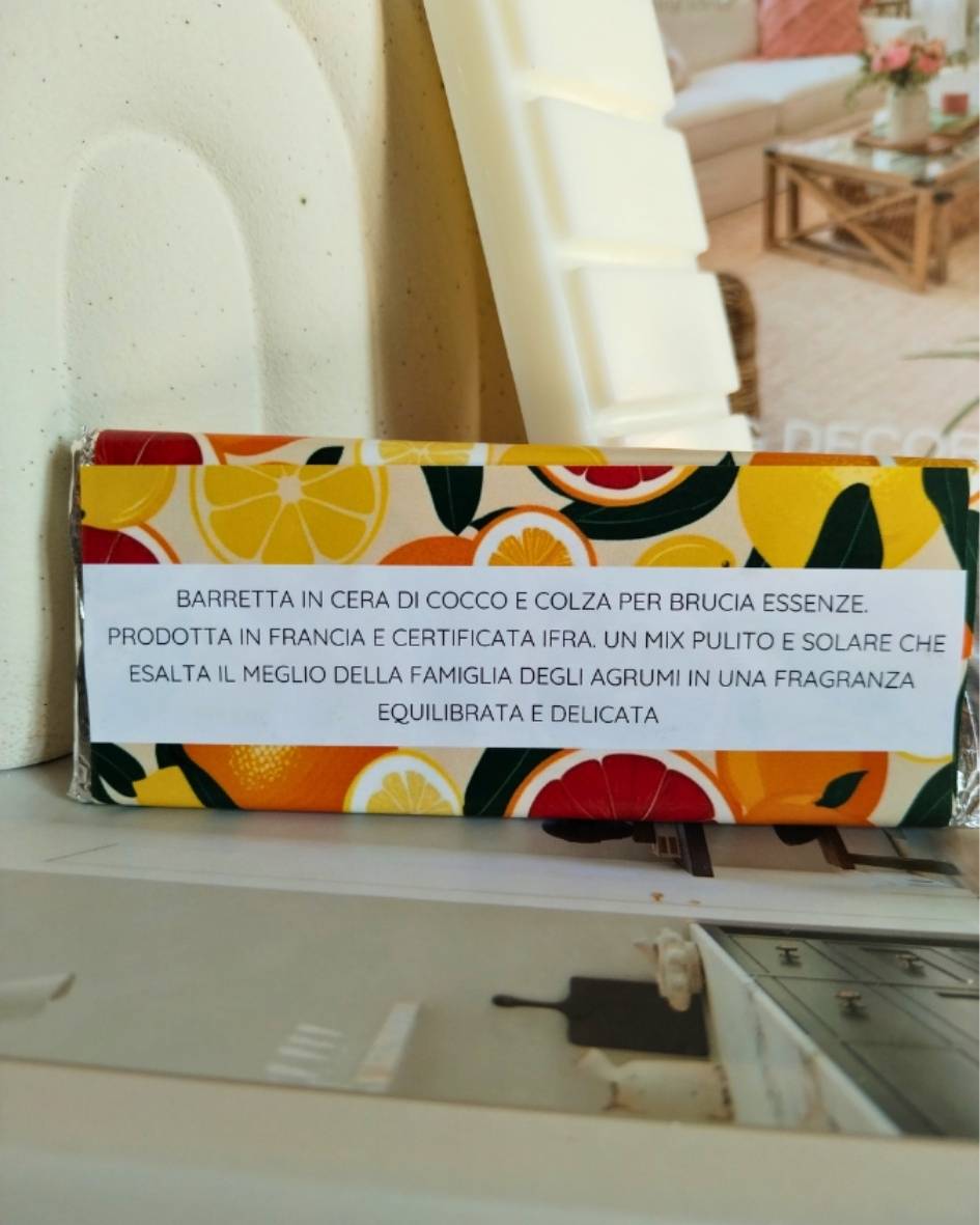 Immergiti in un'esplosione di freschezza e vitalità con la nostra Barretta Orange & Pomelo Fizz, una cera profumata per brucia essenze che cattura l'essenza solare degli agrumi.
Orange & Pomelo Fizz è perfetta per creare un'atmosfera energizzante e rinfrescante in ogni ambiente, ideale per iniziare la giornata con il piede giusto o per dare un tocco di vivacità ai tuoi momenti di relax.