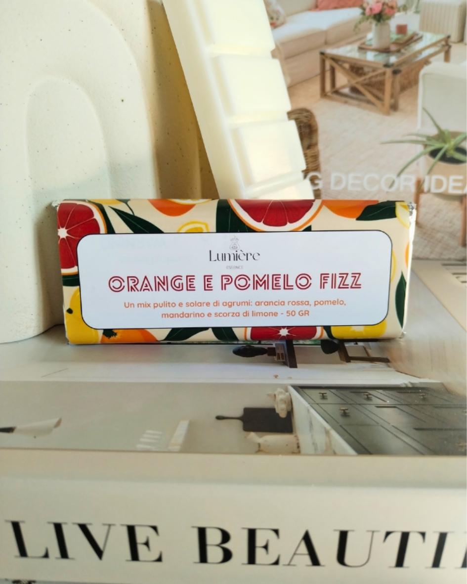 Immergiti in un'esplosione di freschezza e vitalità con la nostra Barretta Orange & Pomelo Fizz, una cera profumata per brucia essenze che cattura l'essenza solare degli agrumi.
Orange & Pomelo Fizz è perfetta per creare un'atmosfera energizzante e rinfrescante in ogni ambiente, ideale per iniziare la giornata con il piede giusto o per dare un tocco di vivacità ai tuoi momenti di relax.