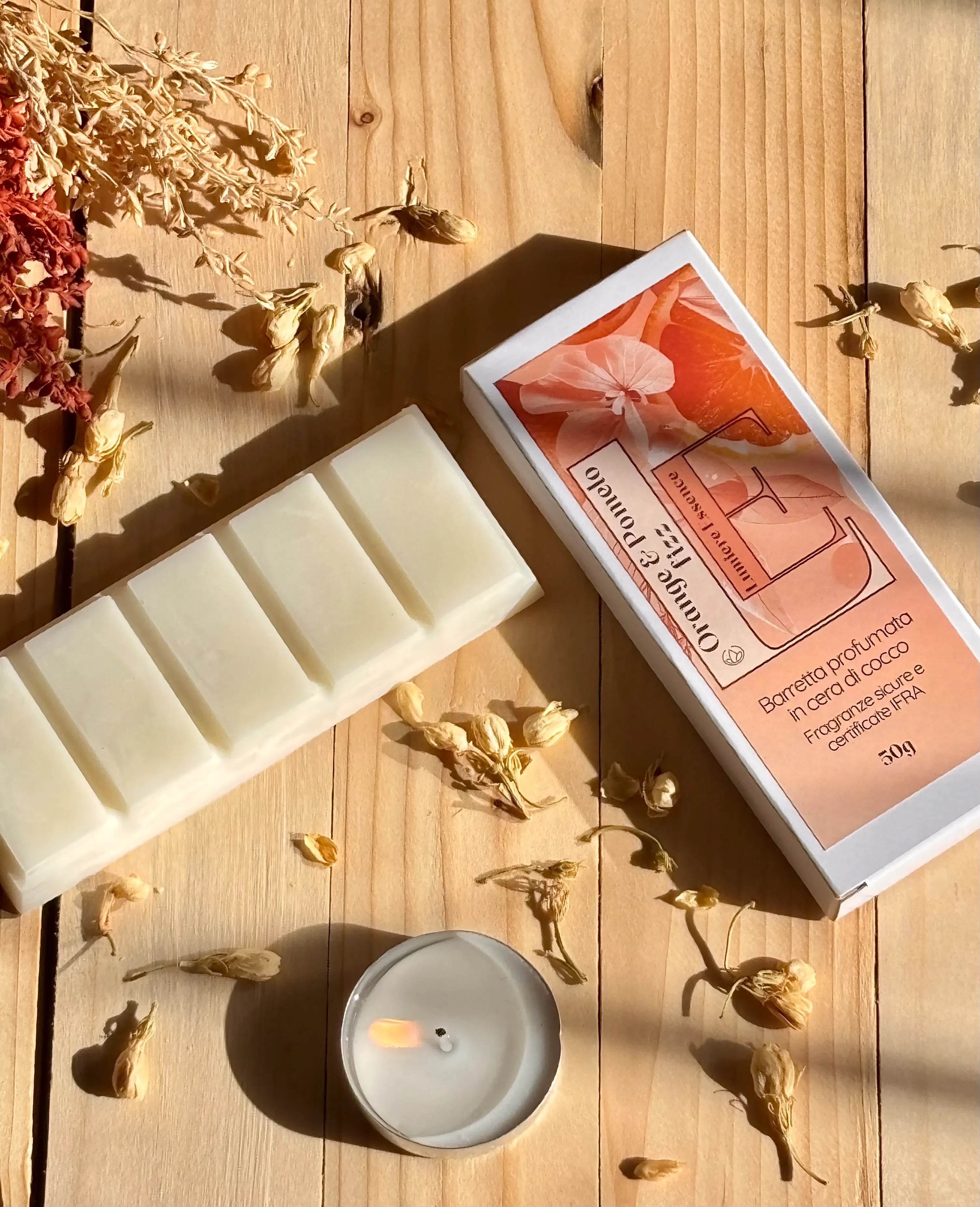 Barretta profumata Orange & Pomelo Fizz in packaging colorato, con arance e pomeli sullo sfondo.