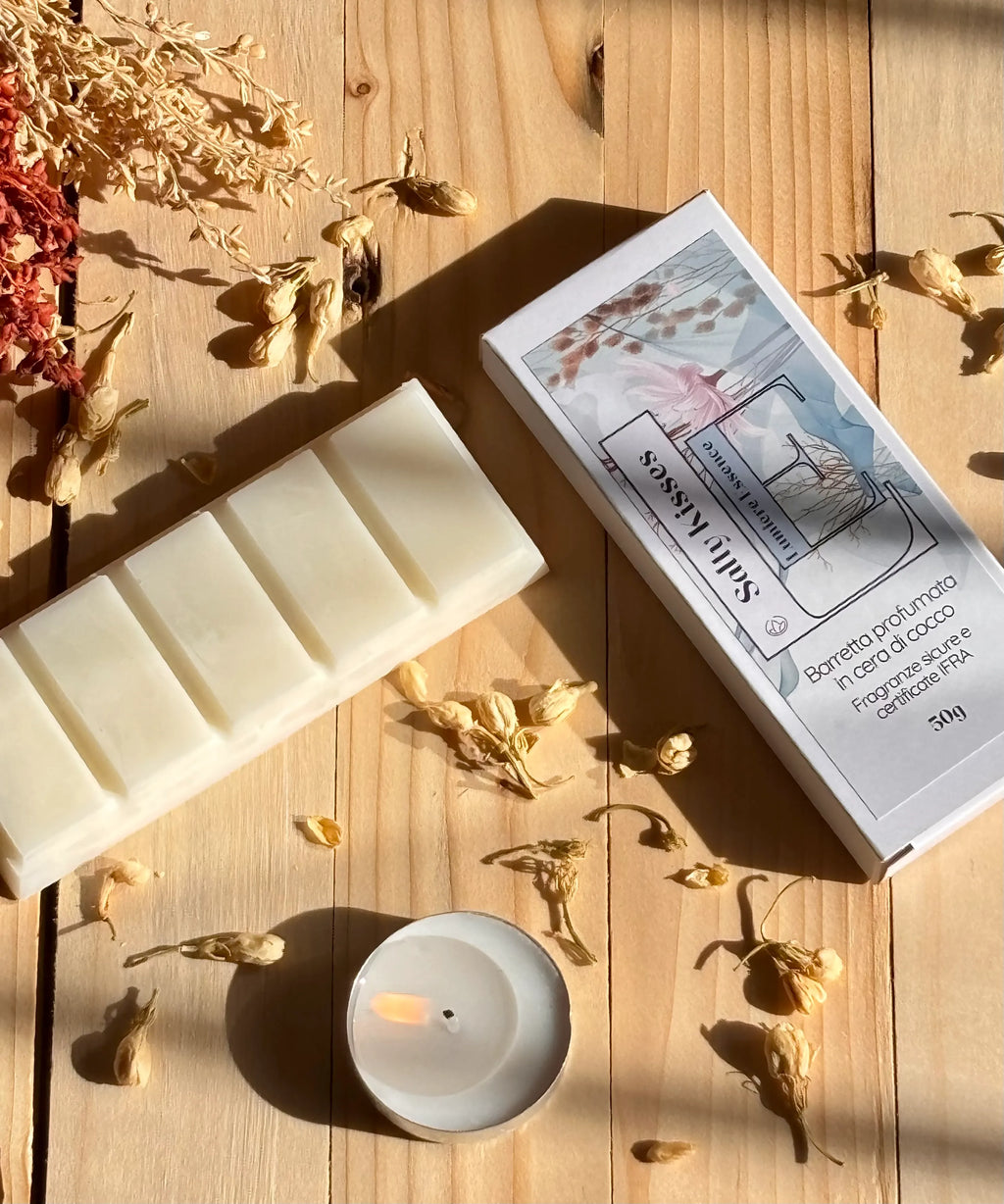 Barretta profumata Salty Kisses, decorata e confezionata, con aromi di cocco e sapore salato.