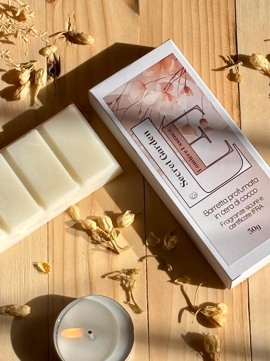 Barretta profumata in cera vegetale, con aroma di giardino segreto, confezione elegante da 50g.