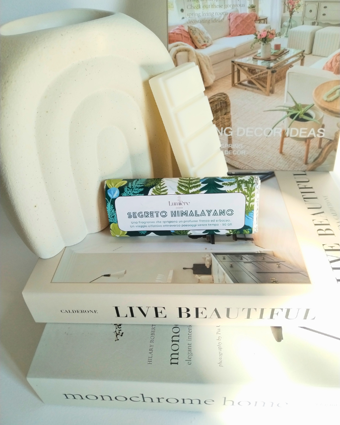 La fragranza, prodotta in Francia e certificata IFRA, è un vero e proprio viaggio sensoriale attraverso paesaggi senza tempo. L'aria cristallina ei ghiacci perenni custodiscono l'essenza di una natura selvaggia e immutabile, creando un'atmosfera di pace e serenità.

Segreto Himalayano è una fragranza cruelty-free, non-OGM, priva di parabeni e adatta per uso vegano, garantendo un'esperienza olfattiva consapevole e rispettosa dell'ambiente.