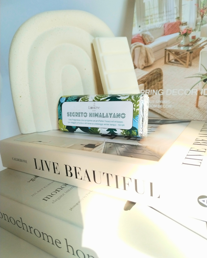 La fragranza, prodotta in Francia e certificata IFRA, è un vero e proprio viaggio sensoriale attraverso paesaggi senza tempo. L'aria cristallina ei ghiacci perenni custodiscono l'essenza di una natura selvaggia e immutabile, creando un'atmosfera di pace e serenità.

Segreto Himalayano è una fragranza cruelty-free, non-OGM, priva di parabeni e adatta per uso vegano, garantendo un'esperienza olfattiva consapevole e rispettosa dell'ambiente.