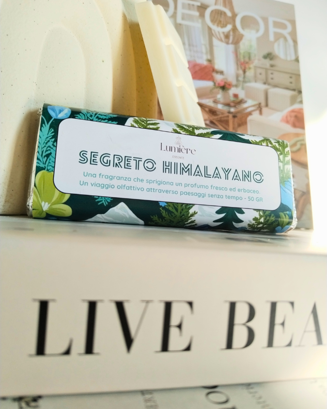 La fragranza, prodotta in Francia e certificata IFRA, è un vero e proprio viaggio sensoriale attraverso paesaggi senza tempo. L'aria cristallina ei ghiacci perenni custodiscono l'essenza di una natura selvaggia e immutabile, creando un'atmosfera di pace e serenità.

Segreto Himalayano è una fragranza cruelty-free, non-OGM, priva di parabeni e adatta per uso vegano, garantendo un'esperienza olfattiva consapevole e rispettosa dell'ambiente.