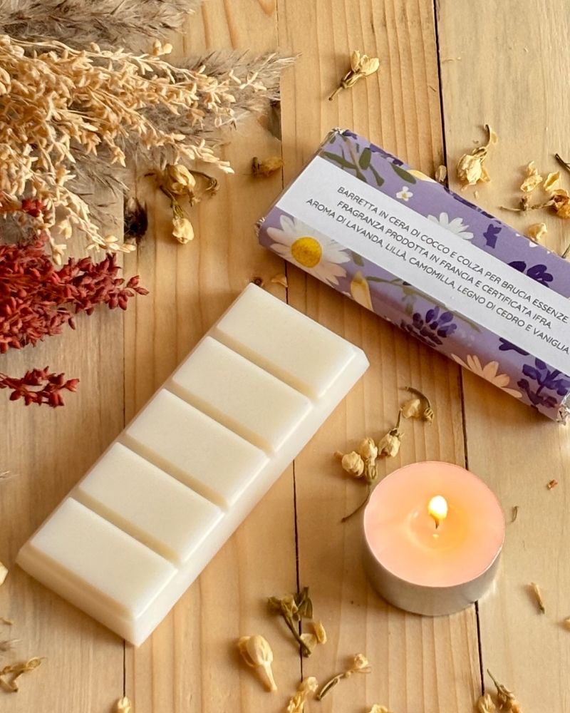 barretta lumière essence in cera di cocco con etichetta retro con piccola candelina  e fiori decorativi 