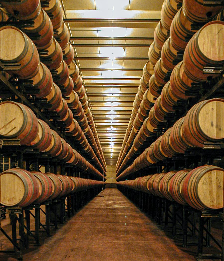 Botti di rovere per l'invecchiamento di vini, liquori e distillati. una tradizionale e antica lavorazione del legno di quercia