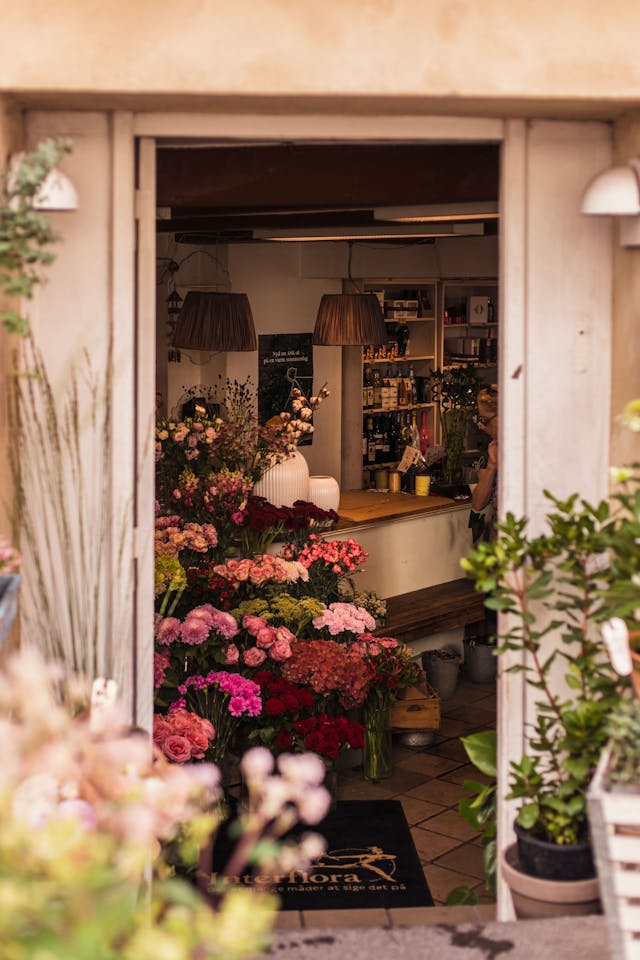 boutique di fiori con bancone in legno