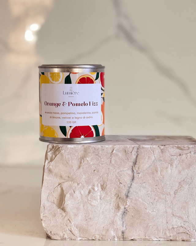 Candela realizzata in cera di cocco naturale cera di cocco, un barattolo di latta su pietra di marmo