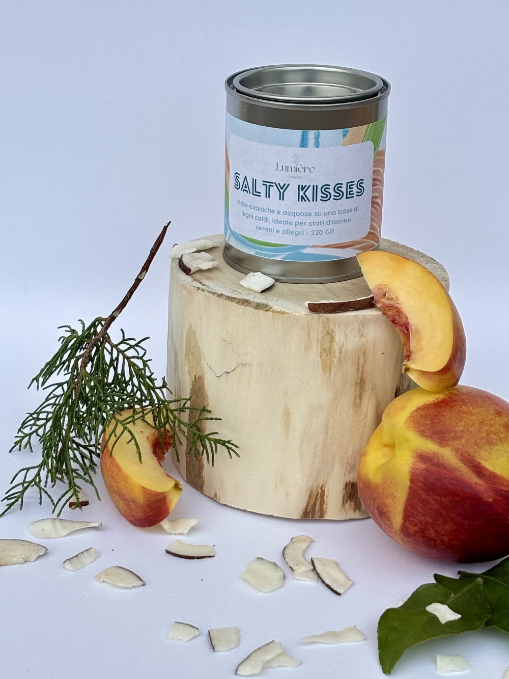 Candela SaltyKisses -Lumière Essence-candela artigianale in cera di cocco- su un lato sul ceppo di legno