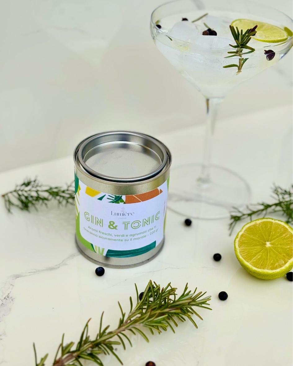 Candela Gin & Tonic da 220gr, con etichetta elegante e accenti verdi, su fondo chiaro.