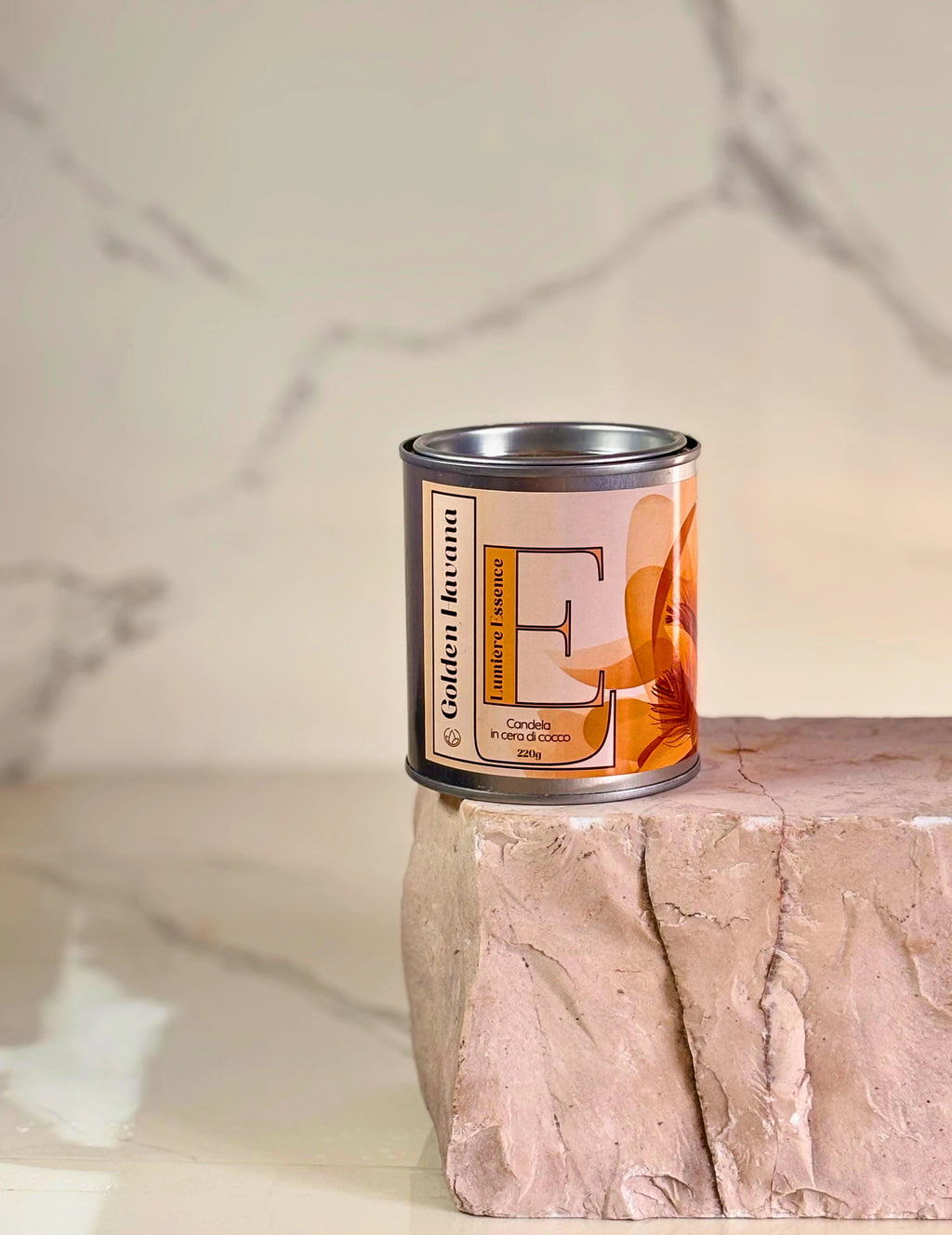 Candela Golden Havana da 220gr, con contenitore elegante di cera e fragranza tropicale.