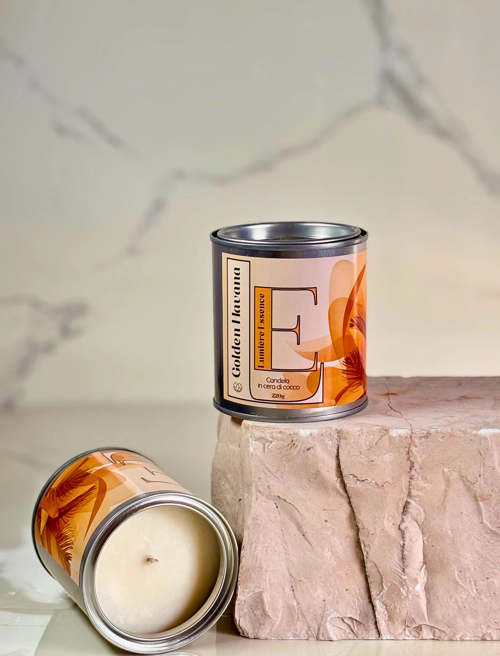Candela Golden Havana da 220gr con design elegante, ideale per creare un'atmosfera calda e accogliente.