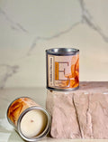 Candela Golden Havana da 220gr con design elegante, ideale per creare un'atmosfera calda e accogliente.