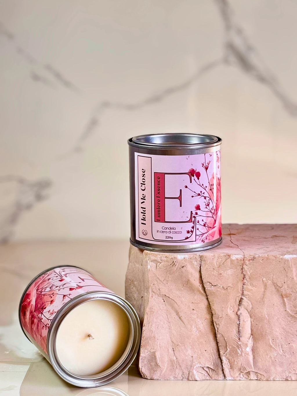 Candela Hold Me Close da 220gr in una elegante confezione decorativa, ideale per creare un'atmosfera accogliente.
