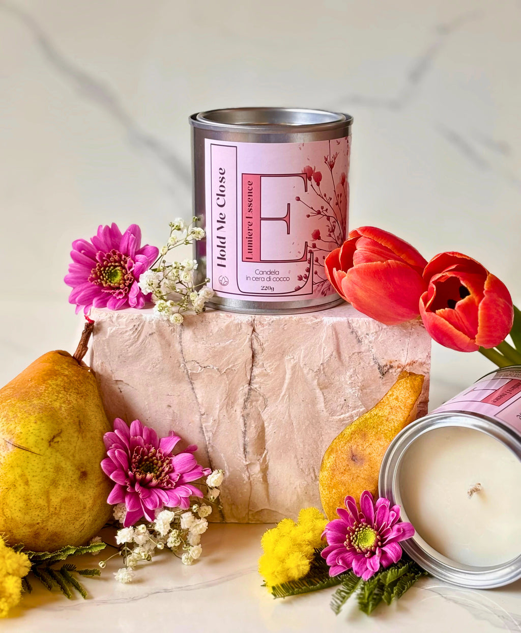 Candela Hold Me Close da 220gr in contenitore elegante, ideale per creare un'atmosfera accogliente.