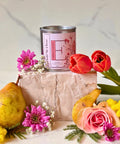 Candela Hold Me Close da 220gr in un elegante contenitore, perfetta per creare un'atmosfera accogliente.