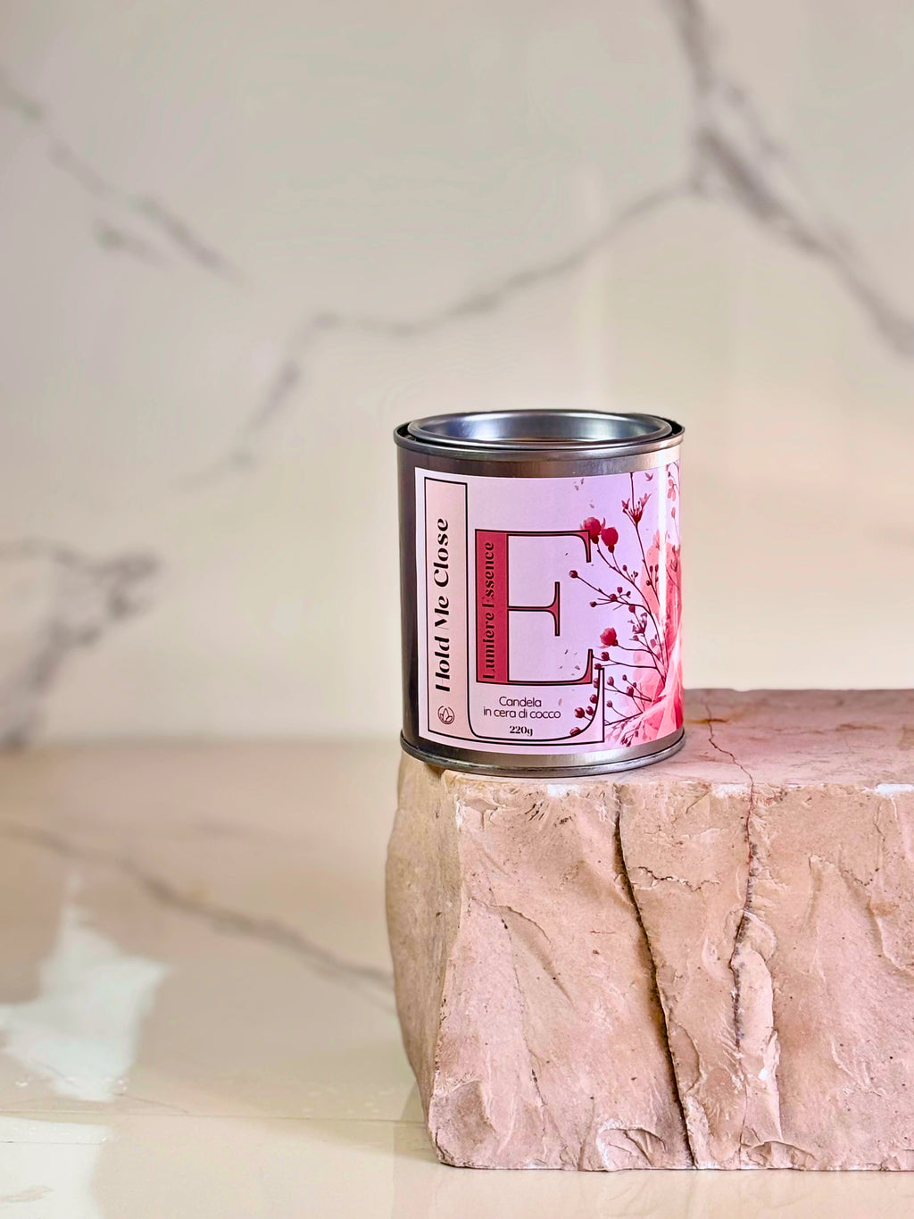 Candela Hold Me Close da 220g, in contenitore elegante, circondata da dettagli aromatici e accoglienti.