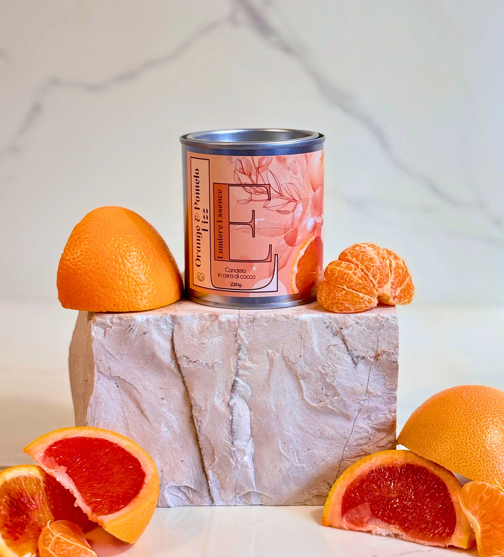 Candela profumata Orange&Pomelo Fizz da 220gr in confezione elegante con etichetta colorata.
