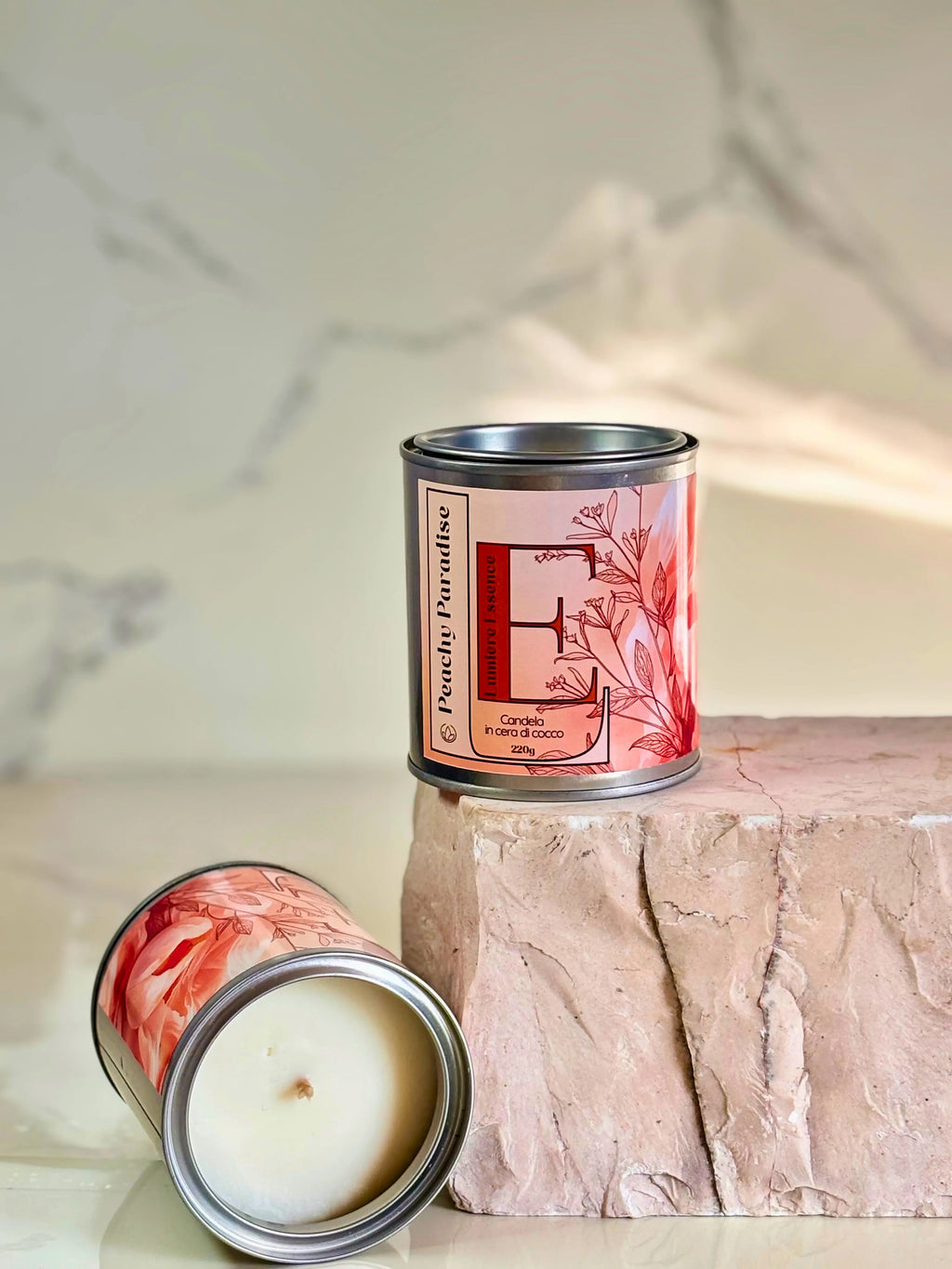 Candela Peachy Paradise in un vaso elegante con profumo fruttato di pesca, 220gr di fragranza intensa.