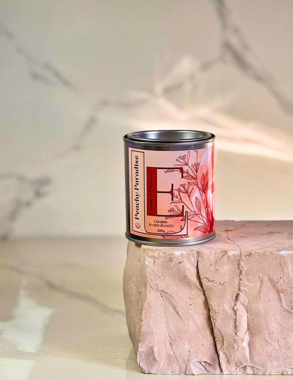 Candela Peachy Paradise in vaso di ceramica decorata, aroma fruttato e fresco di pesca, 220 grammi.