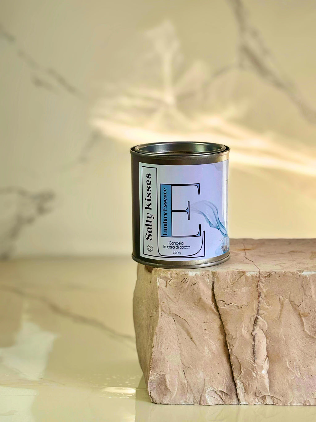 Candela Salty Kisses in un vaso elegante, da 220gr, con design moderno per aromatizzare ambienti.