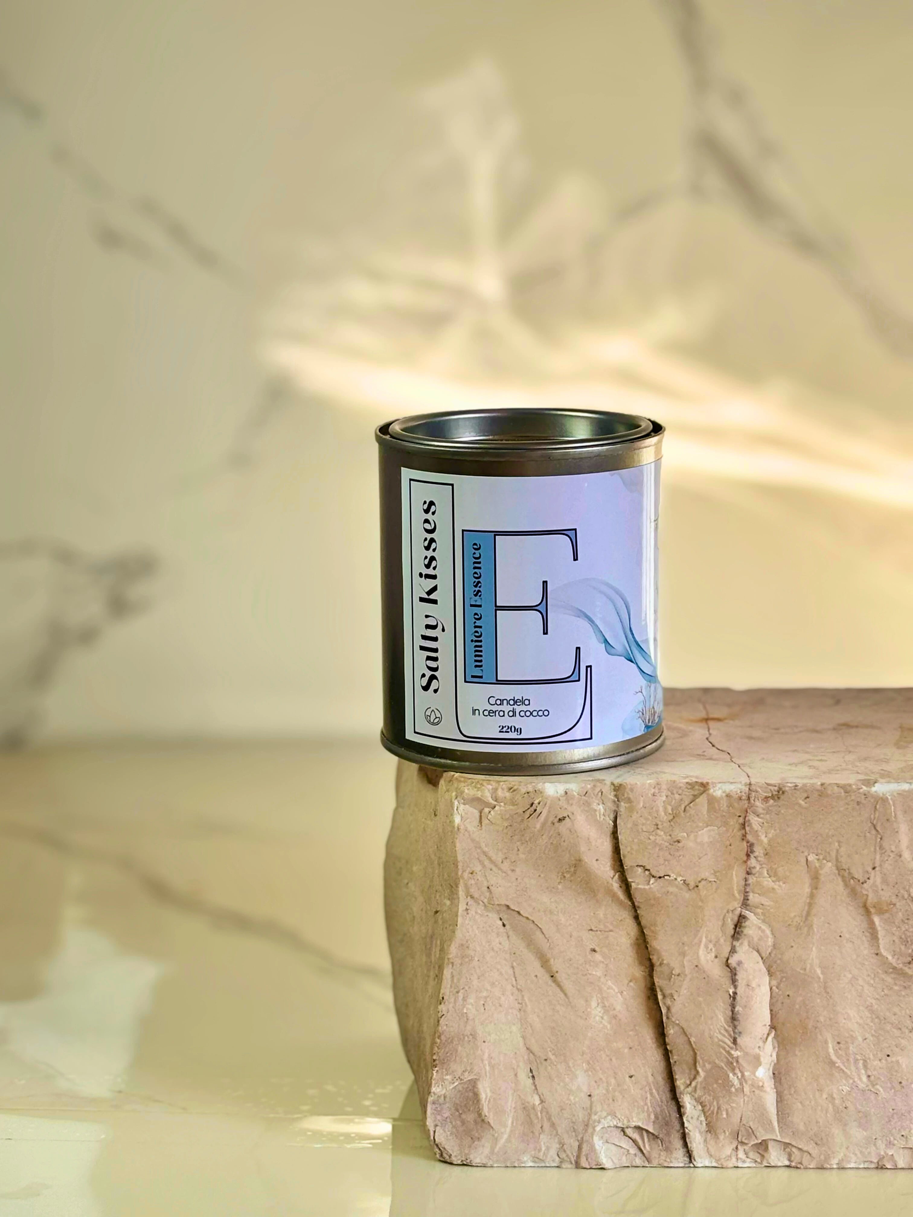 Candela Salty Kisses in un vaso elegante, da 220gr, con design moderno per aromatizzare ambienti.