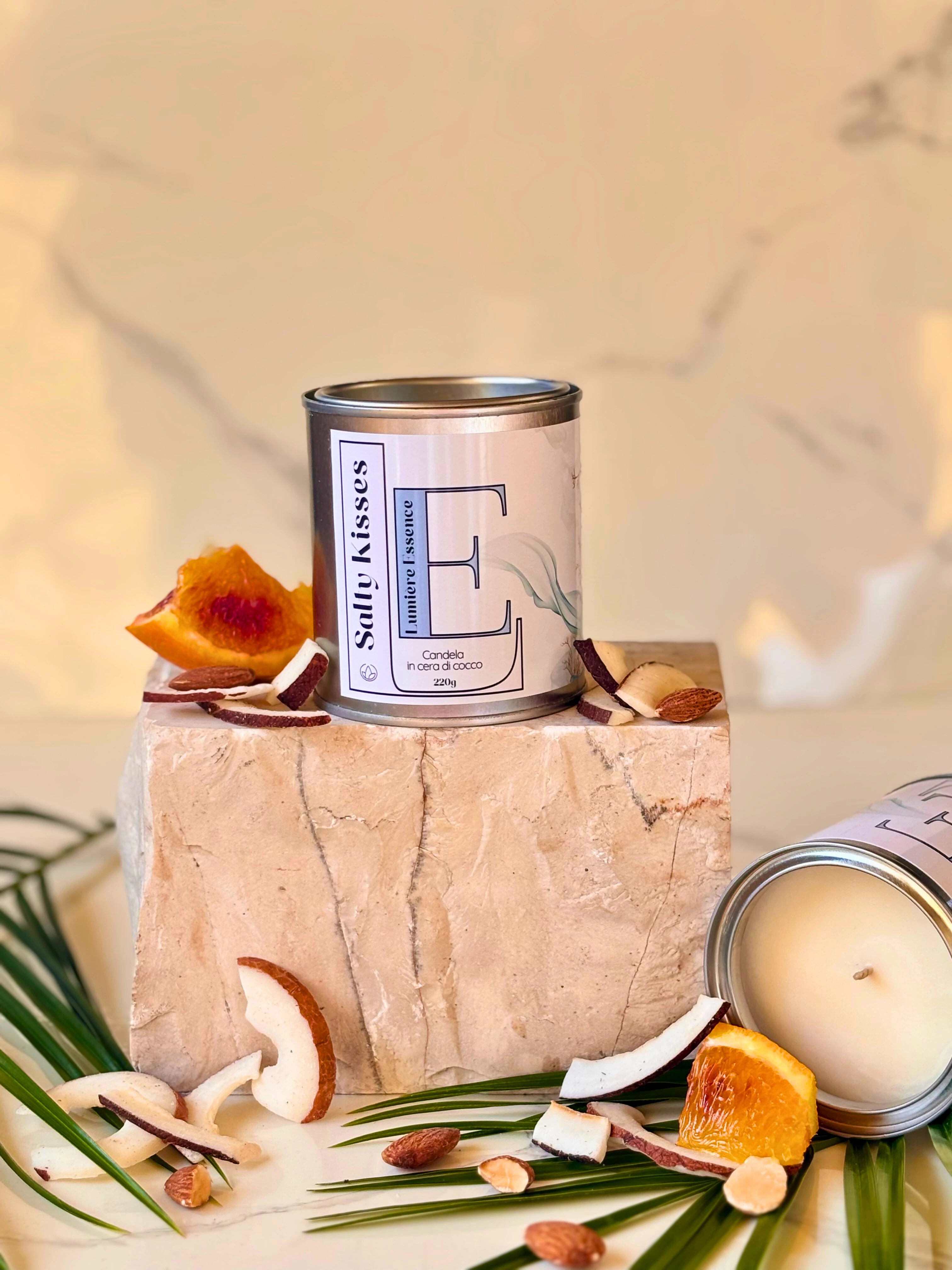 Candela Salty Kisses da 220gr in vaso elegante con decorazioni marine e profumo ispirato al mare.