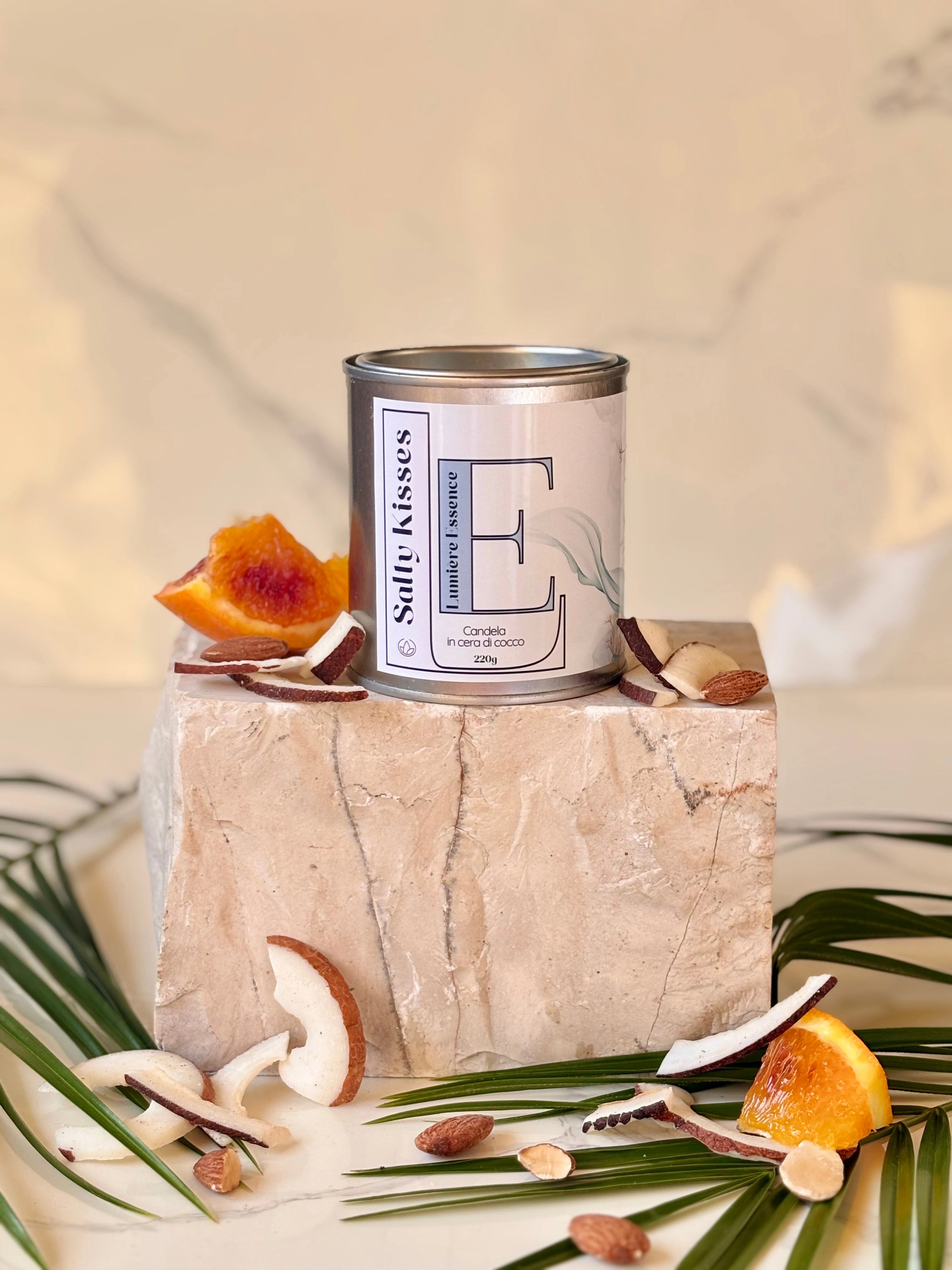 Candela Salty Kisses da 220gr, confezione elegante con etichetta colorata, su sfondo neutro.