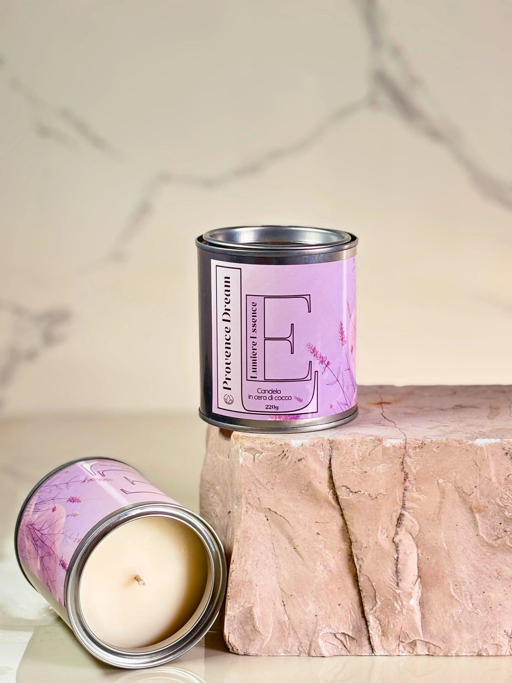 Candela in cera di cocco 'Provence Dream' da 220g, decorata con fiori e presente in eleganti packaging.