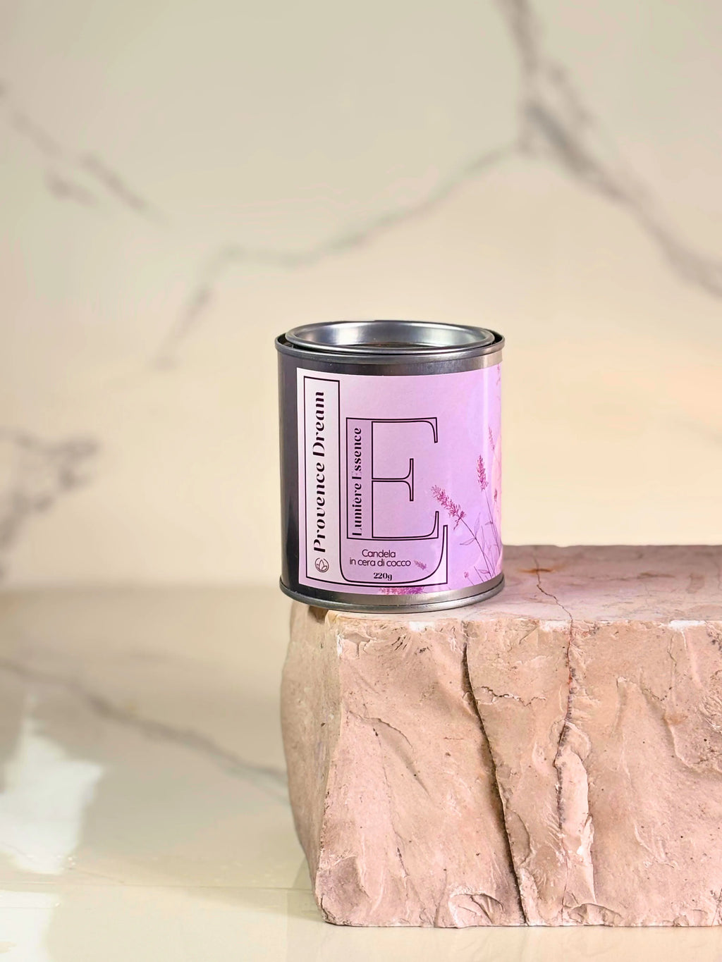 Candela Provence Dream da 220g in confezione elegante, con aromi freschi e naturali per un'atmosfera rilassante.